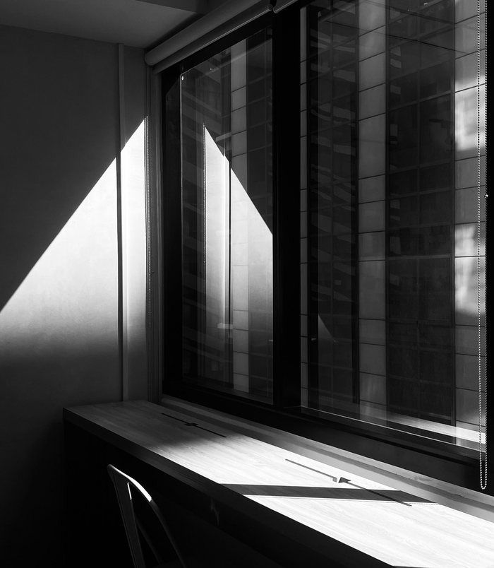 Daglicht door een kantoorraam