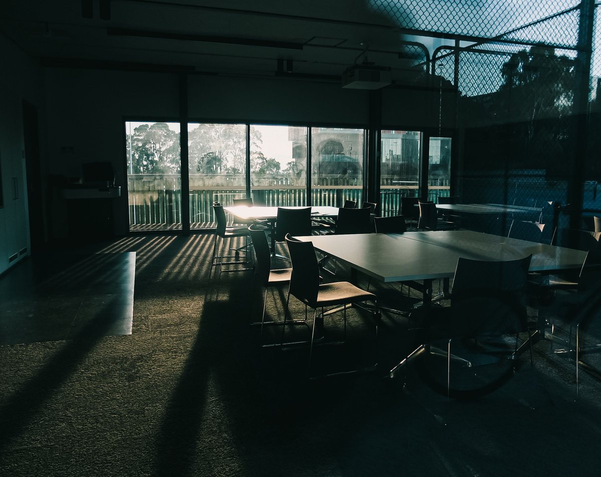 Vergadertafel in strijklicht